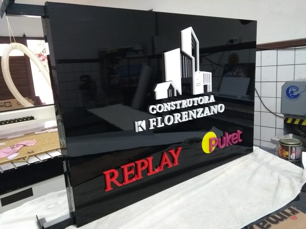 Placa-em-ACM-com-logos-em-relevo-de-acrilico